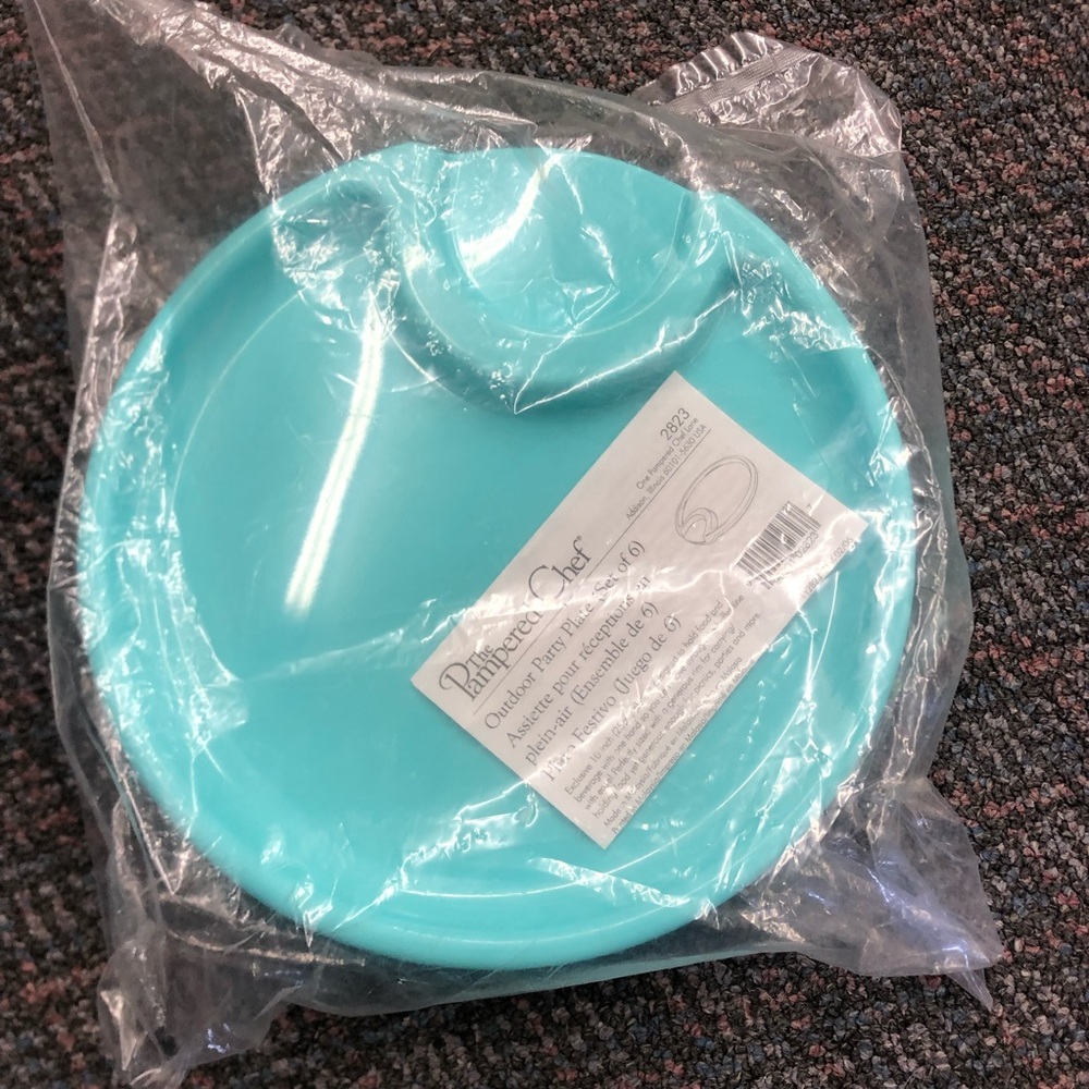 Pampered Chef plastic party plates